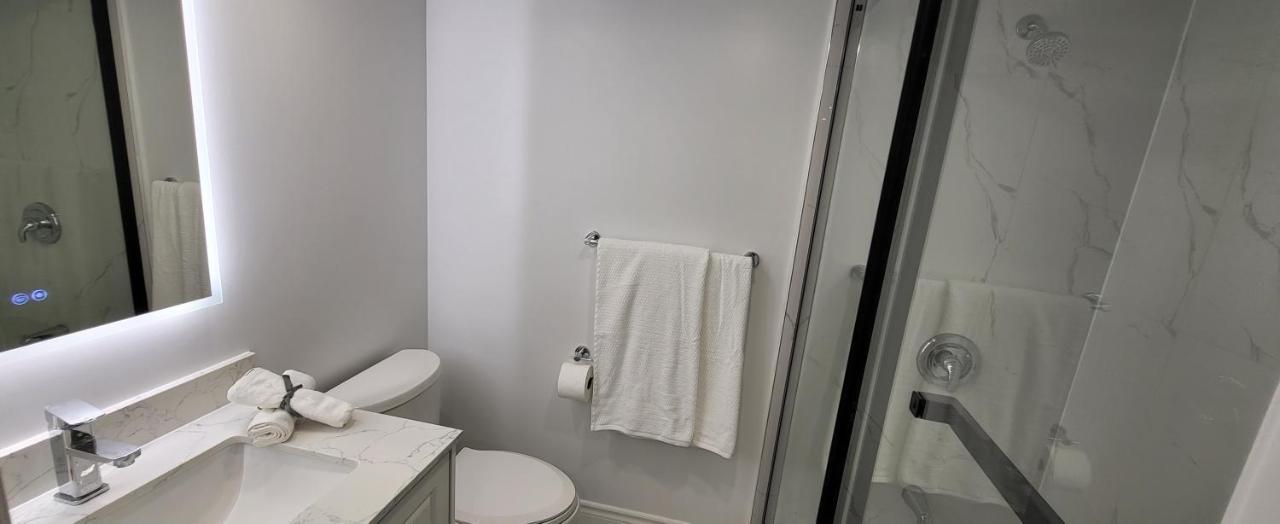 Queen Bedroom With Private Washroom Near 401, 404, Dvp, Markham, North York, Free Parking トロント エクステリア 写真